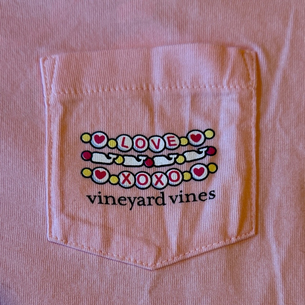 Vineyard Vines Flamingo Taylor&Travis IN OUR WEDDING ERA SS Pocket Tee ๐ - Picture 3 of 9